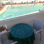 아파트 Amazing Complex Pool View & Relax 아데제