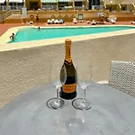 아파트 Amazing Complex Pool View & Relax 아데제